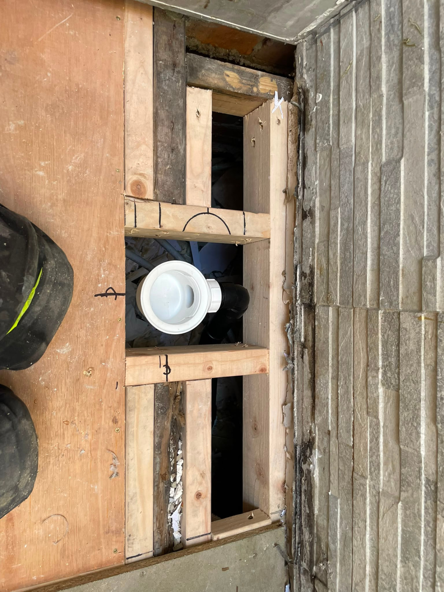 New soil and waste connection set between the floor joists